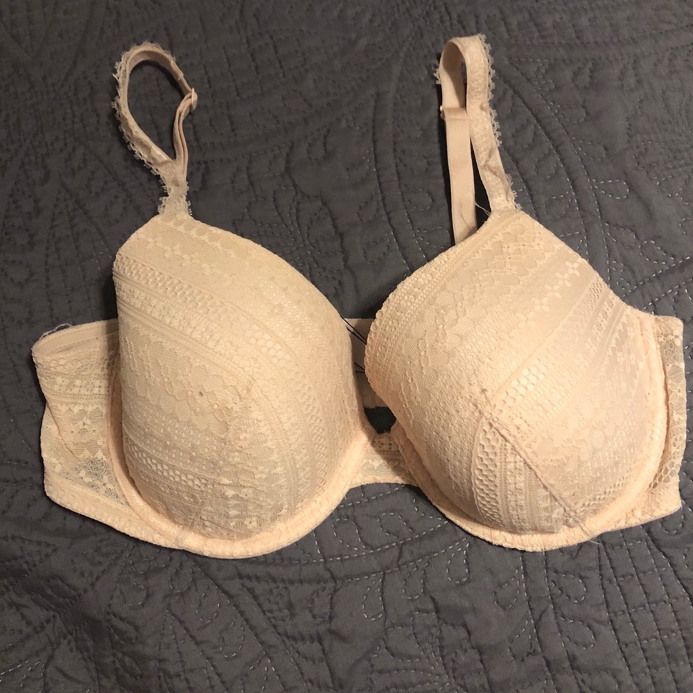 36DD Victoria’s Secret cream lace bra